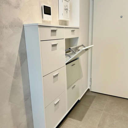 Scarpiera bianca con vano estraibile aperto e ripiani per scarpe