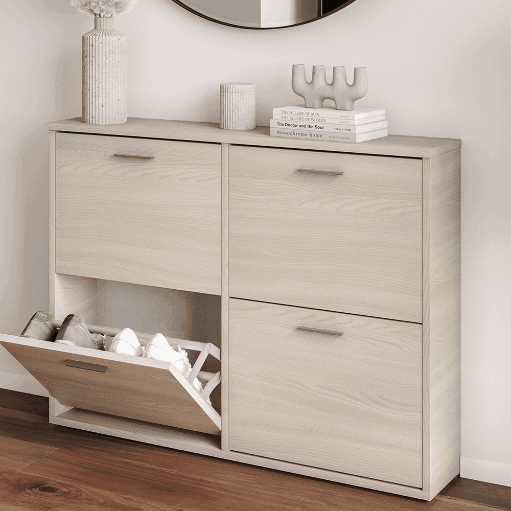 Dettaglio interno anta a ribalta aperta scarpiera Classica larga bianco nuvola - sistema porta scarpe inclinato con capacità multipla