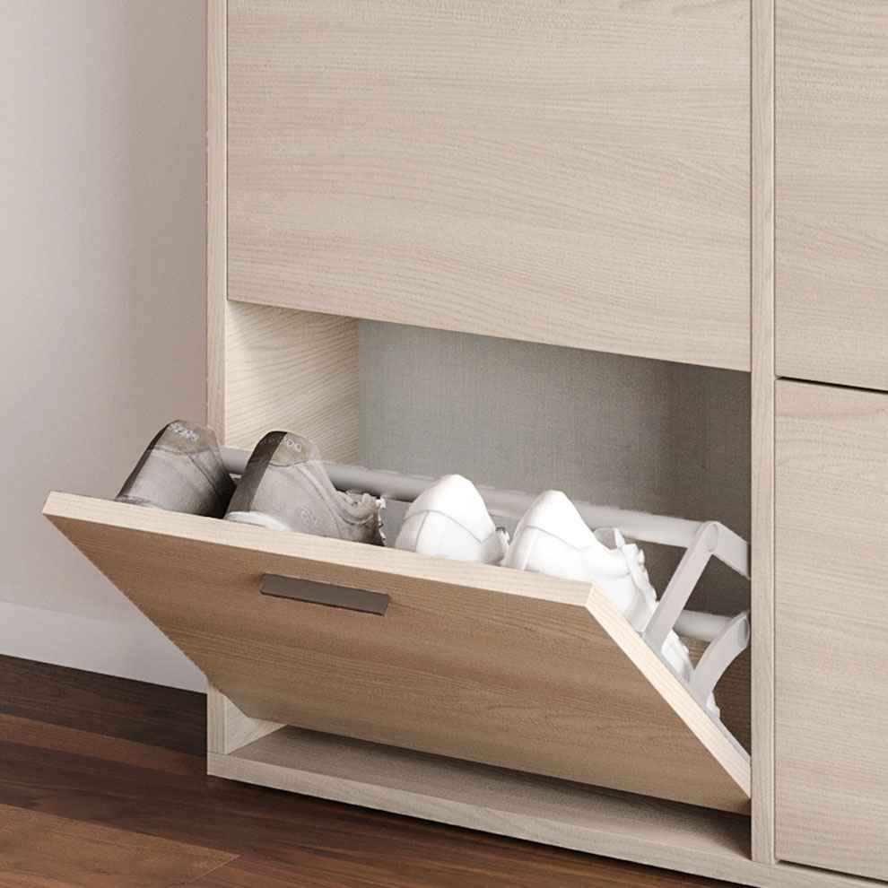 Scarpiera classica con vano interno aperto, scarpe visibili, legno chiaro