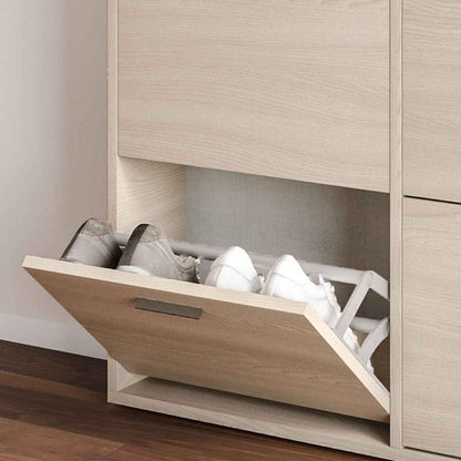 Scarpiera classica con vano interno aperto, scarpe visibili, legno chiaro