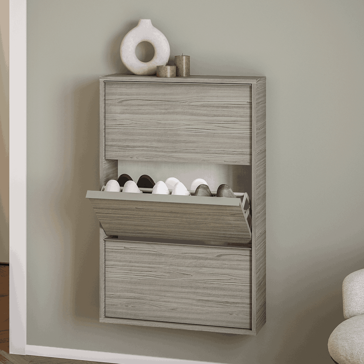 Scarpiera moderna media grigio con cassetto aperto e scarpe allineate